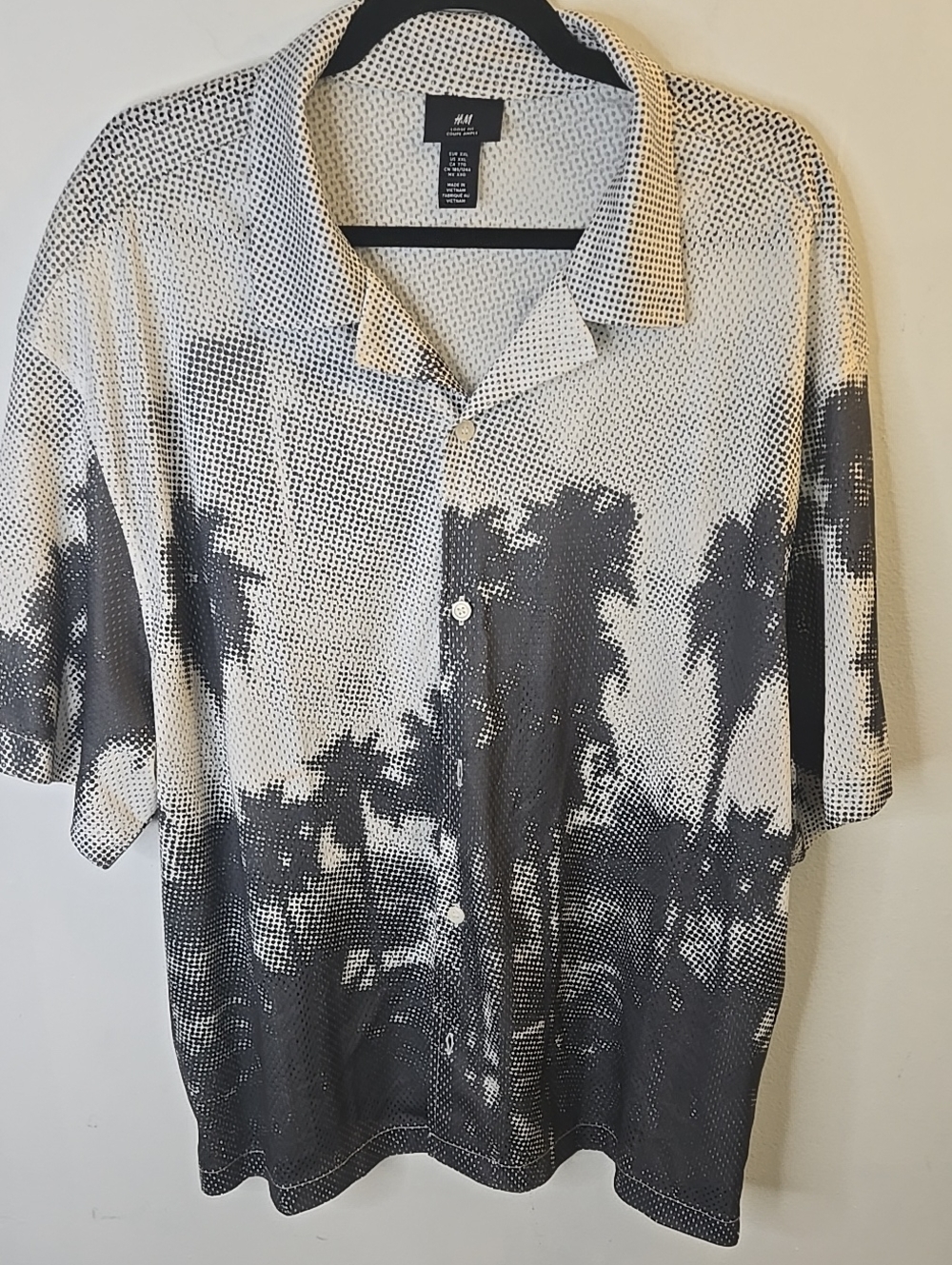 H&M Men's Black & White Palm-Print Short Sleeve Shirt